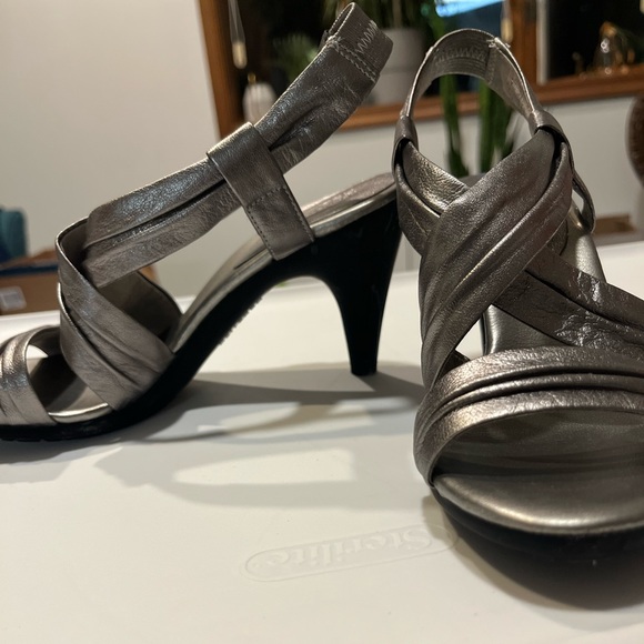 KENNETH COLE REACTION SILVER HIGH HEEL SANDALS - Picture 1 of 9